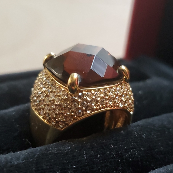 Large goldtone cocktail ring with brown stone - Picture 5 of 6